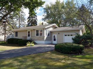 129 Roslyn Rd, Barrington, IL 60010