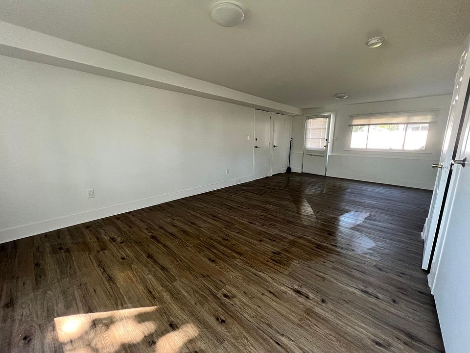 1st image of 11 Coronet Ln