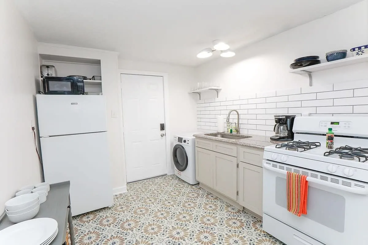 2 bed, 650 sqft, $2,400 — Photo 3