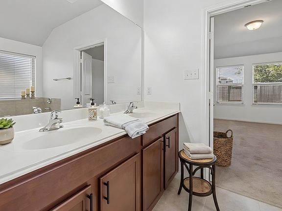 5th image of 2111 Levant Ln