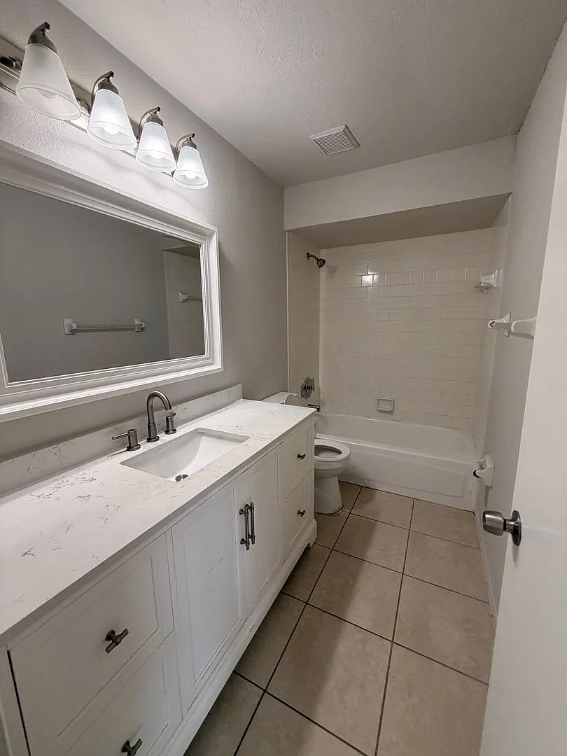 2/2 Bedroom house with 1 car garage and fenced yard. — Photo 3