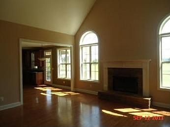 3rd image of 3 White Oak Ln