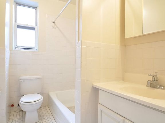 4th image of 3260 Bainbridge Ave #14