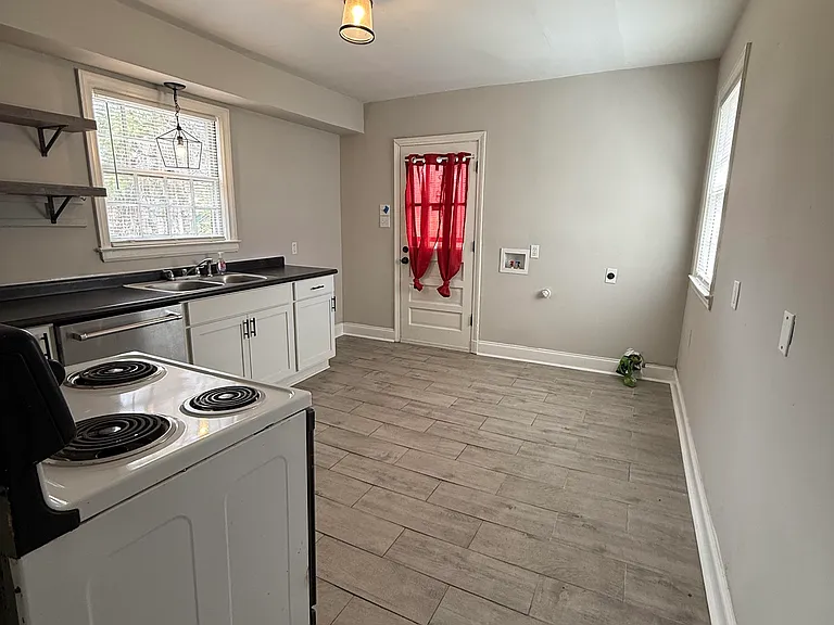 764 Dunn Ave — Photo 3