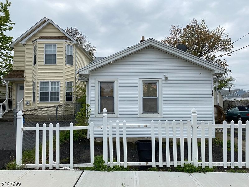 2nd image of 820 9th St