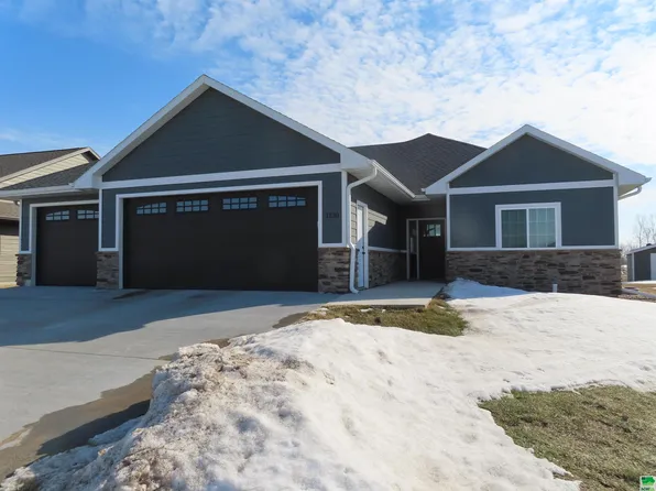 1230 Rockwell Trl, Vermillion, SD 57069