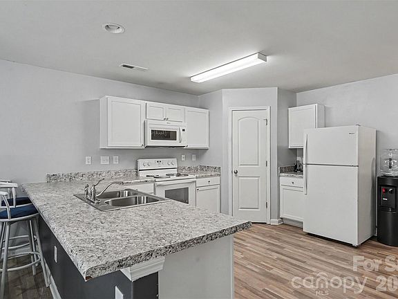 5th image of 347 Cornwall Dr