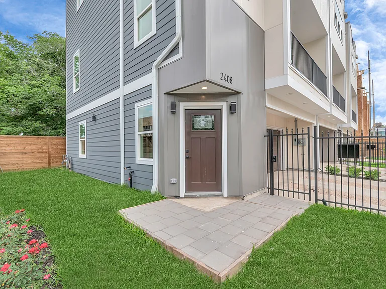 2408 Brailsfort St — Photo 4