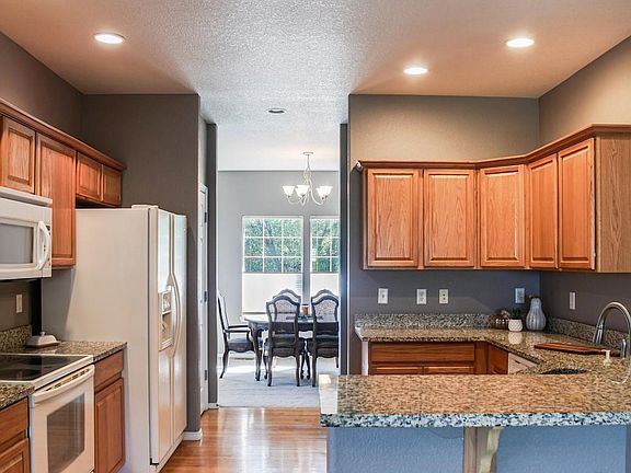 4th image of 305 Short Dr