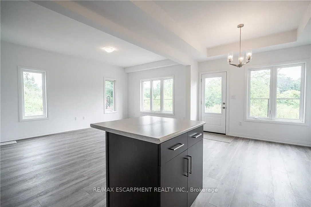 4 bed, $2,960 — Photo 4