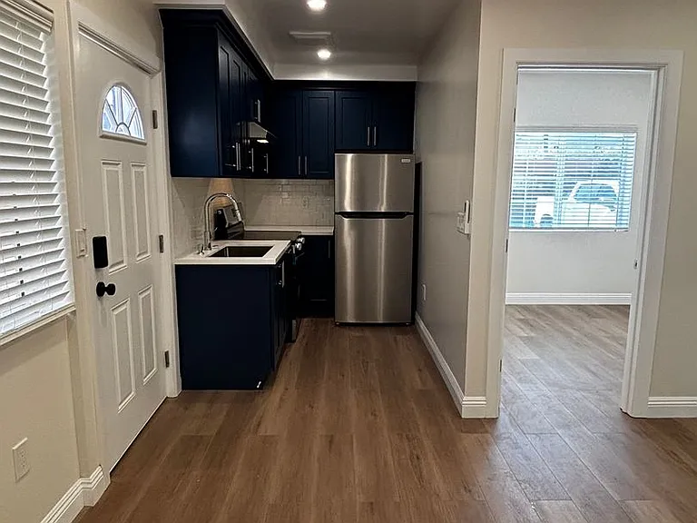 124-126 S Marengo Ave #B — Photo 13
