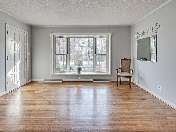 4th image of 516 Hillcrest Dr