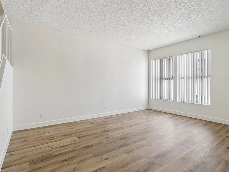 521 N Kenmore Ave #102 — Photo 4