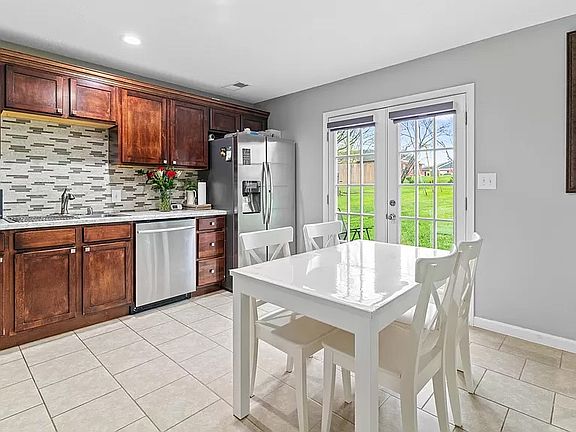 5th image of 112 Garnet Dr