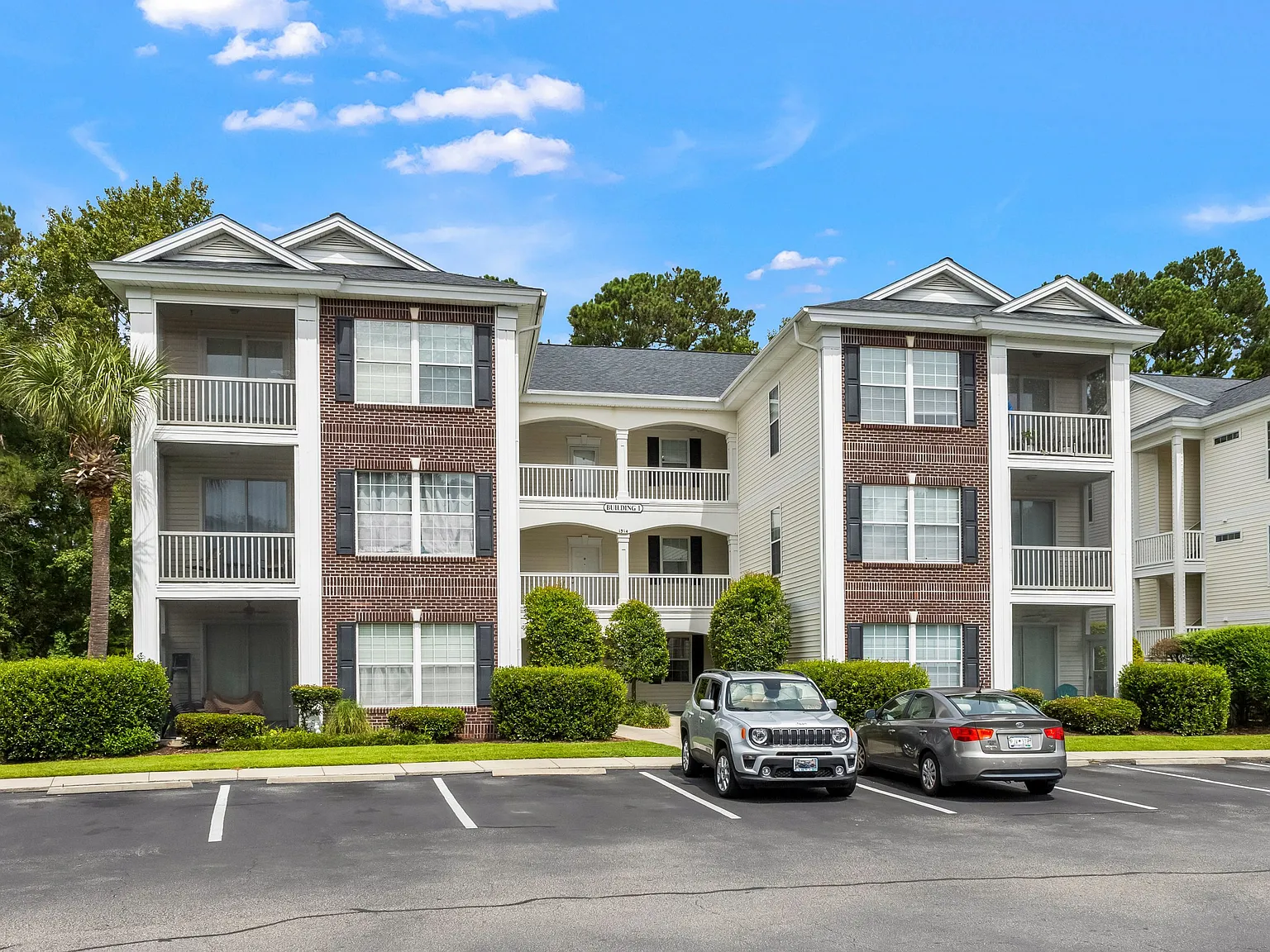 2 bed, 914 sqft, $1,600 — Photo 1