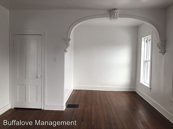 2nd image of 552 Niagara St