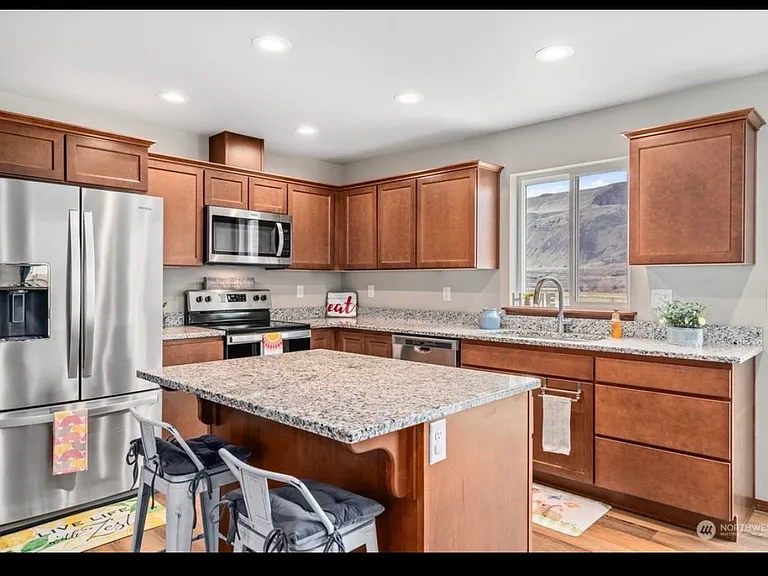352 Hammond Ln — Photo 4
