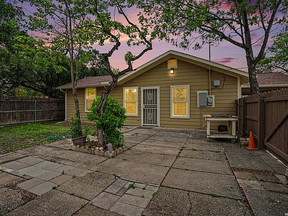 2nd image of 205 BALCONES HEIGHTS RD