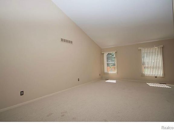 5th image of 446 N Oak Dr #1