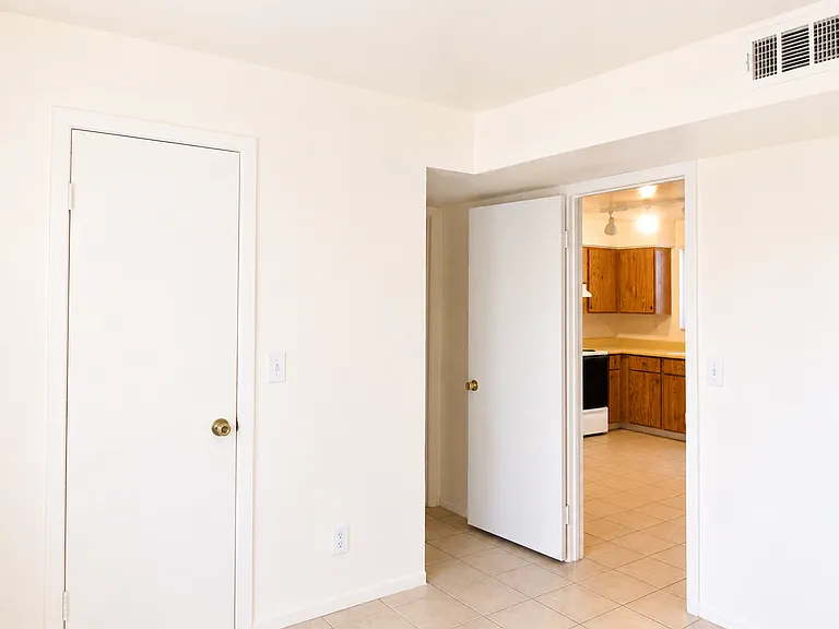 2010 E Sweetwater Ave._SP&Family LLC — Photo 8