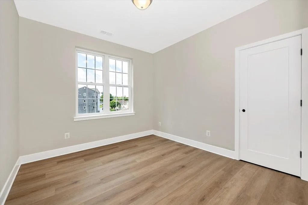 206 Broadway St, room 6 — Photo 2
