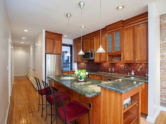 2nd image of 305 W 98th St APT 4EN