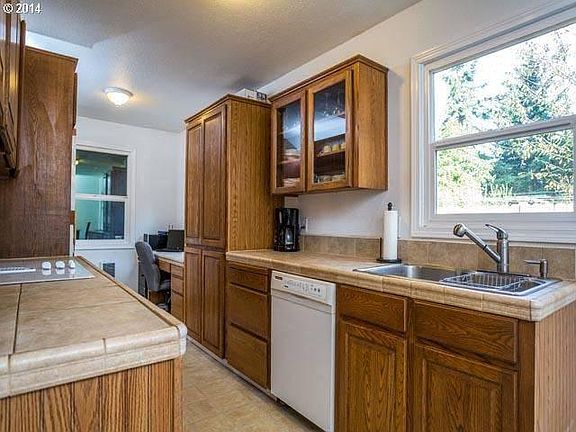 Nice kitchen with lots of storage