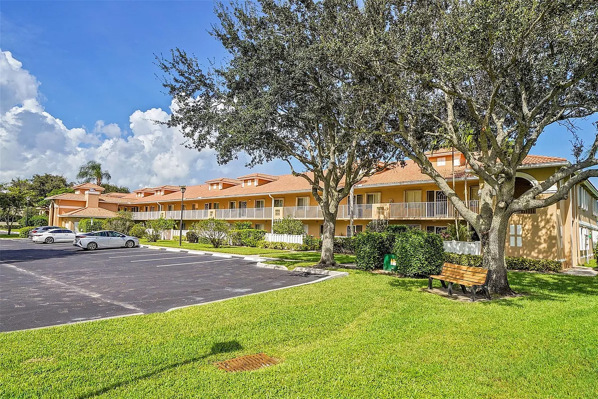 Building Photo - 5876 Regal Glen Dr #201