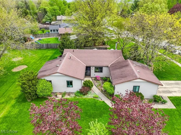 19029 Hunters Pointe Dr, Strongsville, OH 44136