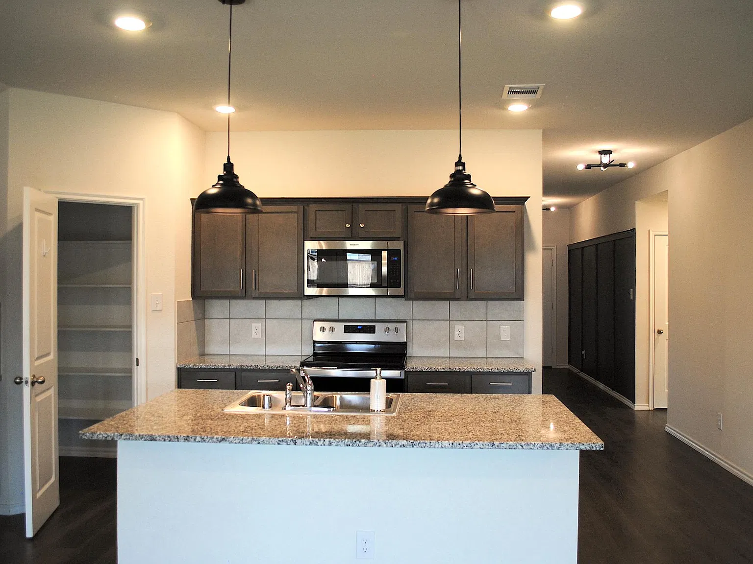 4 bed, 2124 sqft, $2,399 — Photo 3