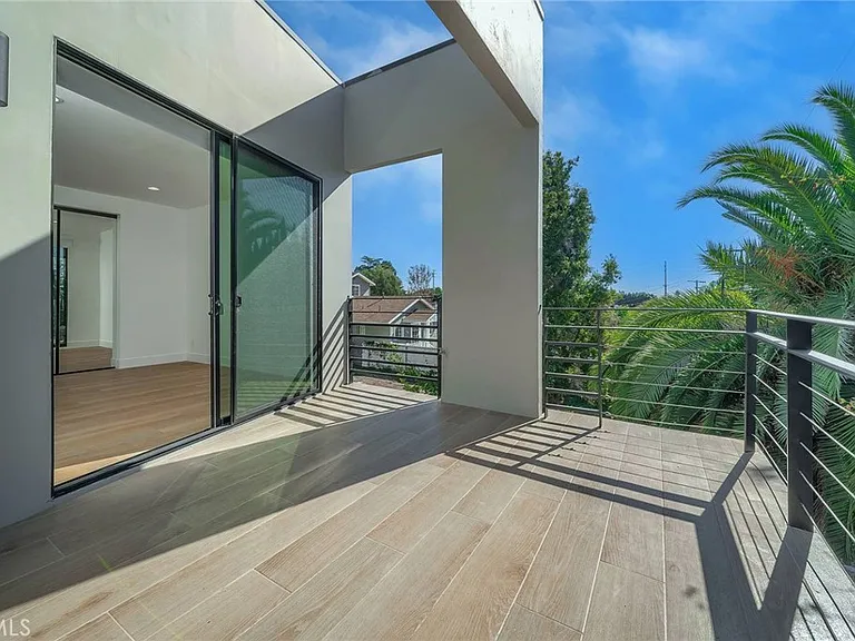 1531 Wellesley Ave — Photo 18