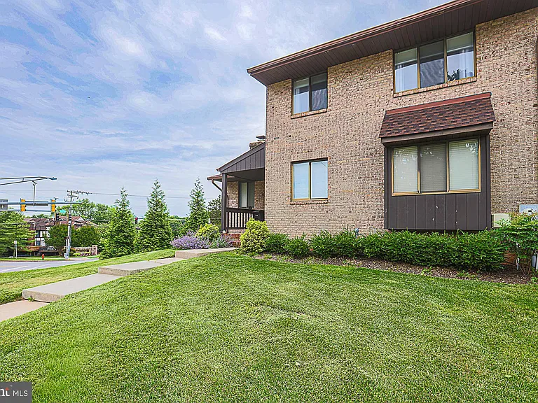 400 Five Farms Ln — Photo 2