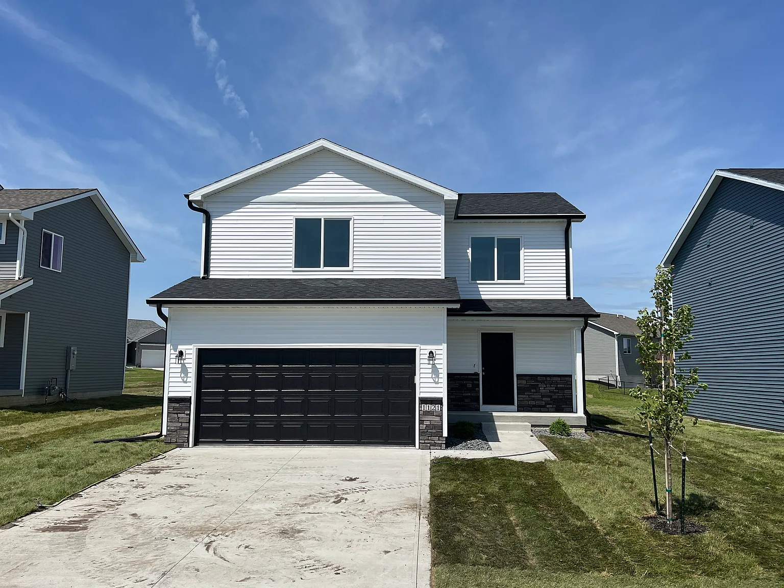 1121 Fifield Rd — Photo 1
