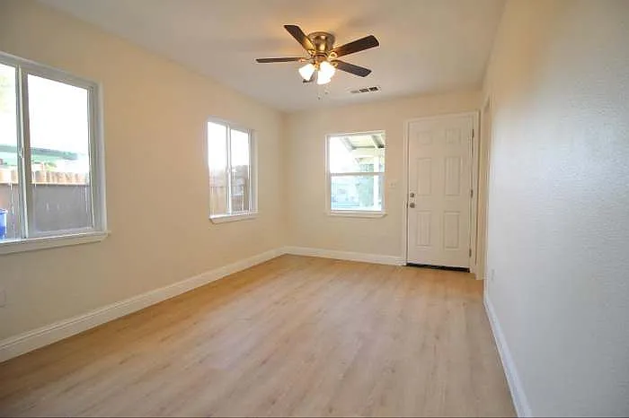 1346 N Safford Ave — Photo 5