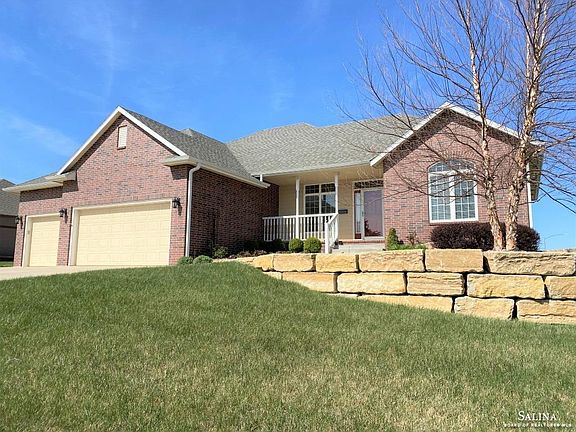 2nd image of 2307 Pinecrest Cir