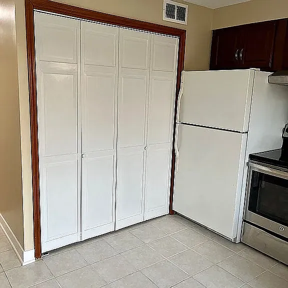 550 W Palatine Rd — Photo 6