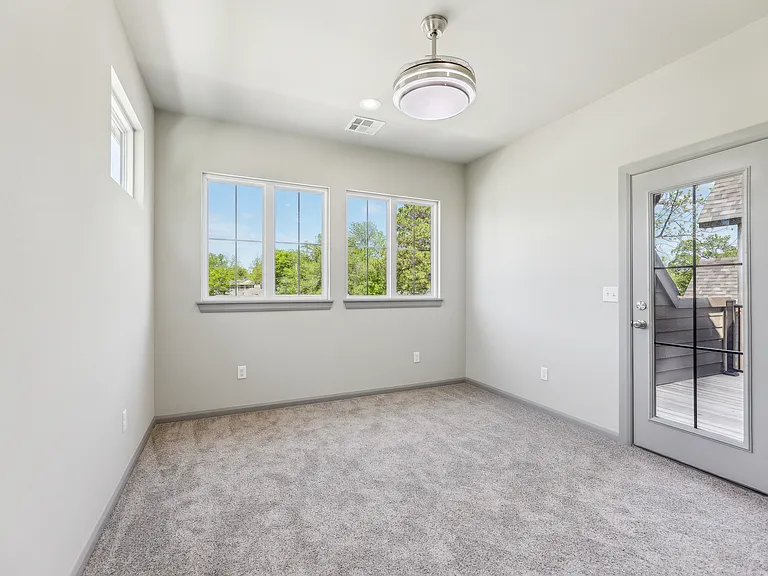 421 W Fort Worth St — Photo 32