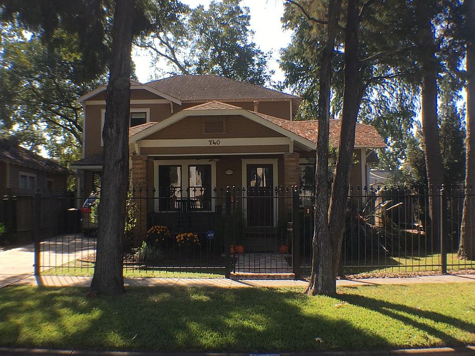 Front of house- completely fenced front and back yards