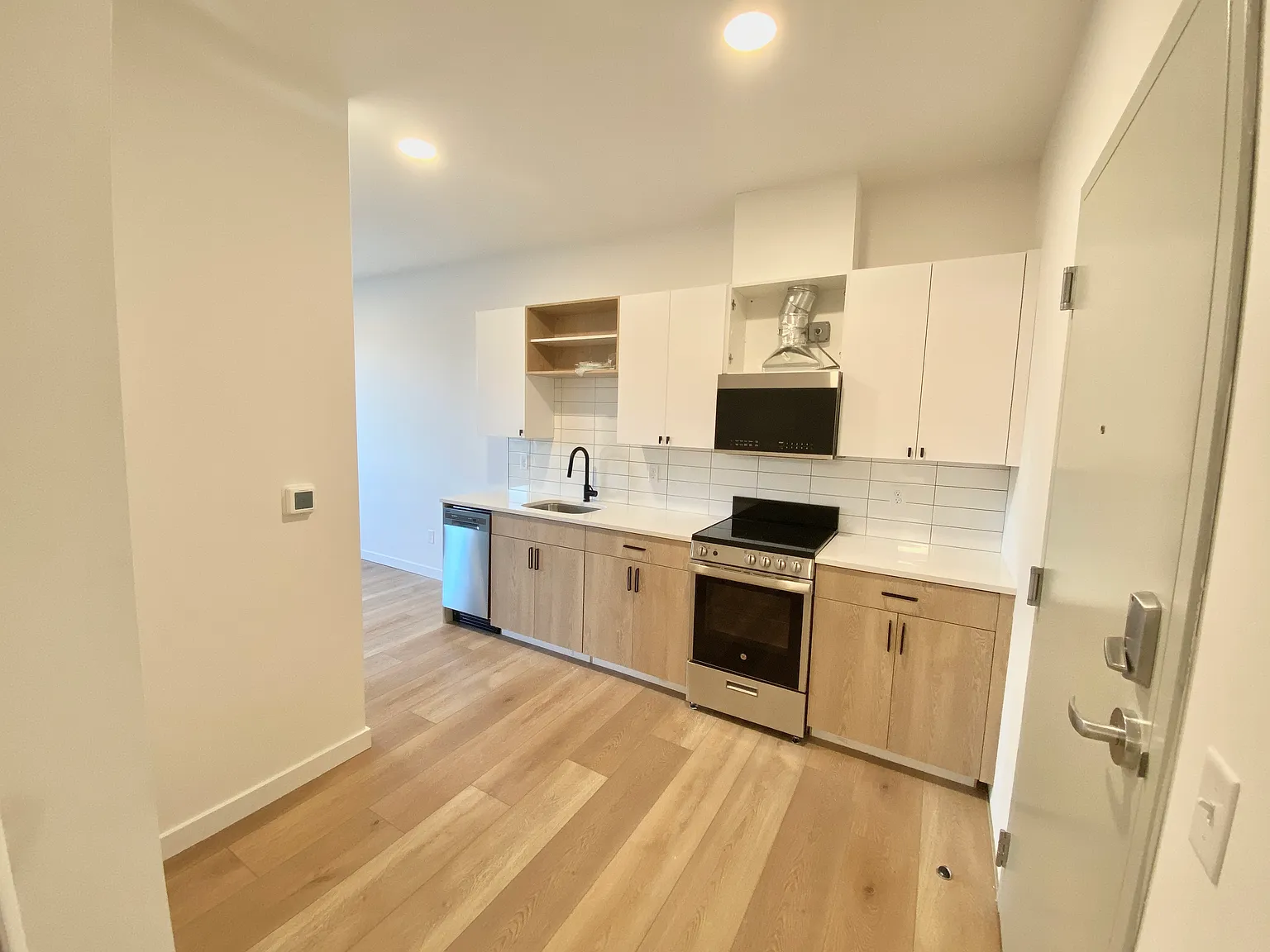 Studio, 425 sqft, $2,300 — Photo 2