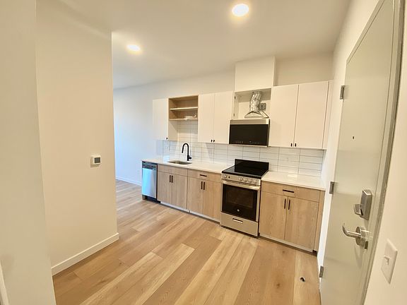 2nd image of 106 Howe St #506