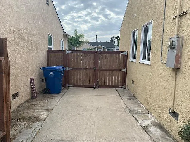 8624 Lilienthal Ave — Photo 37
