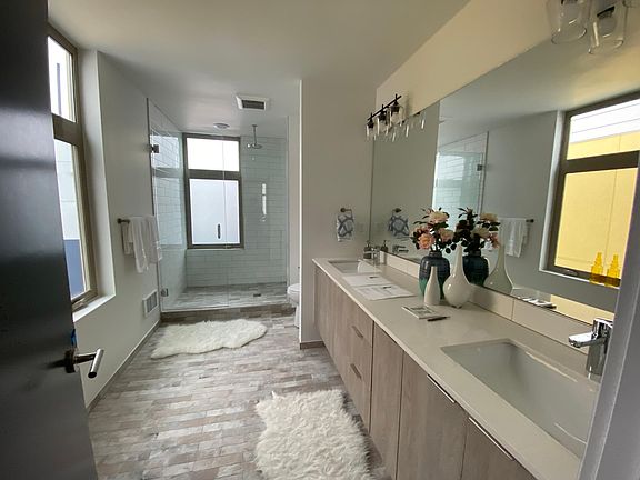 4th image of 919 10th Ave E #B