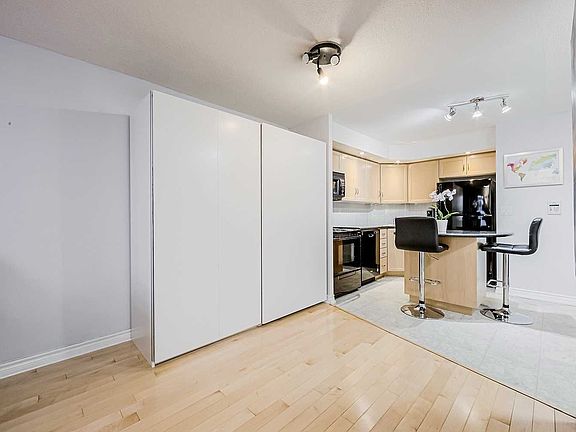 4th image of 250 Wellington St W #1042
