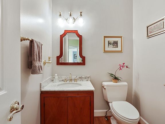 5th image of 212 Colonial Dr