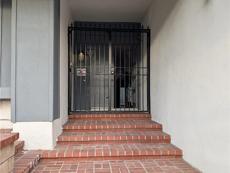 926 W Alfred Pl — Photo 2