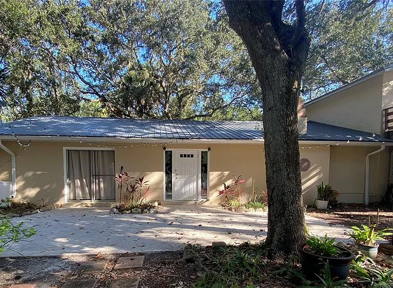 3 Elizabeth Dr E — Photo 1