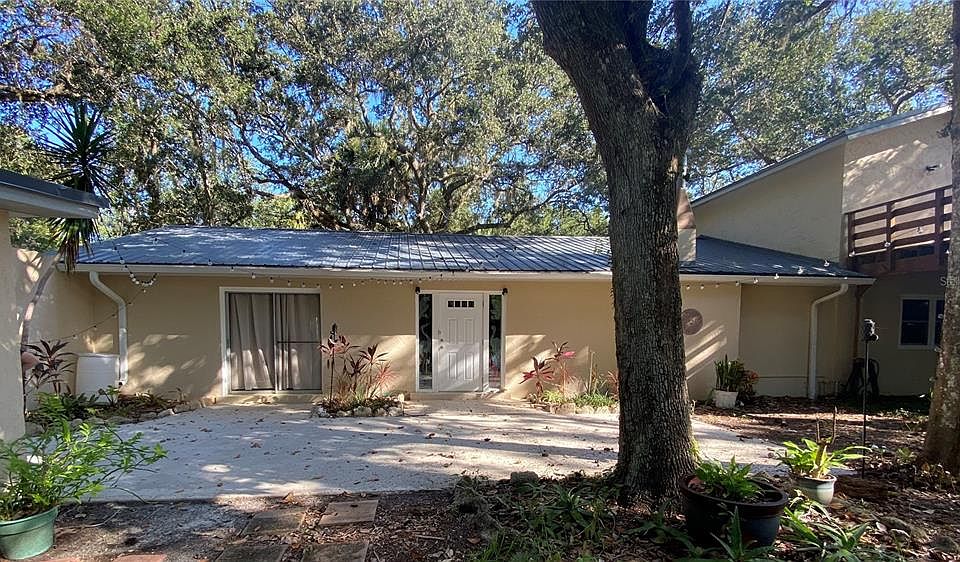 1st image of 3 Elizabeth Dr E