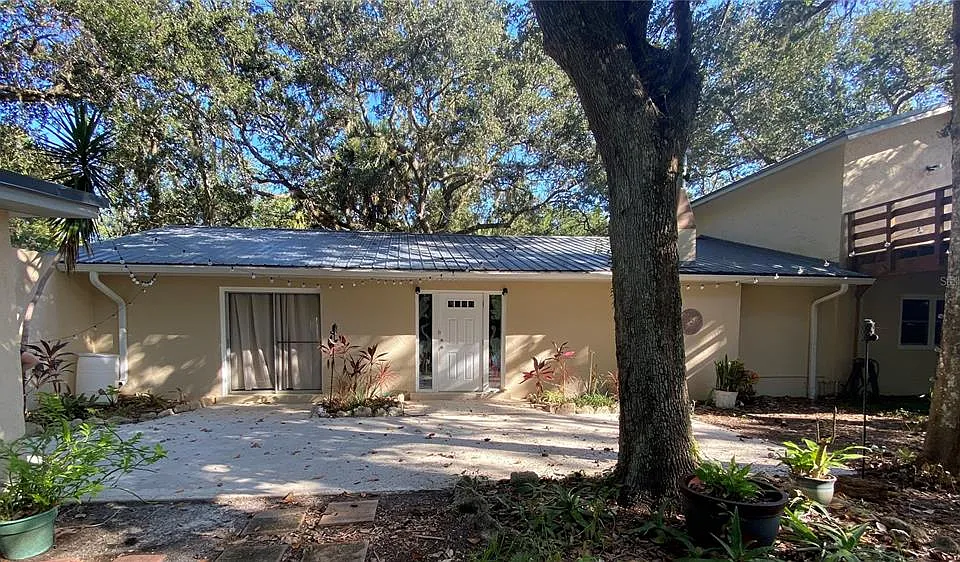 3 Elizabeth Dr E