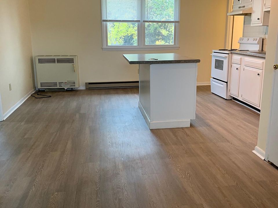 Living side towards dining/kitchen