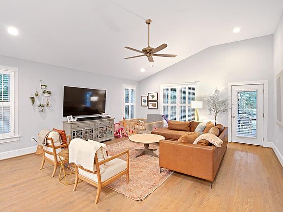 4th image of 136 Lanneau Dr
